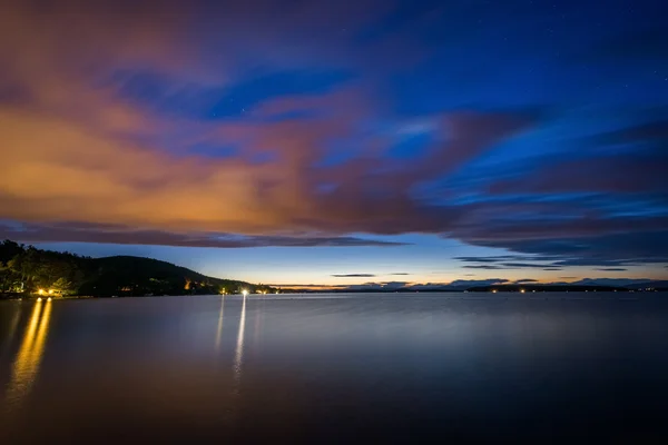 Hosszú expozíció a felhők mozgó felső tó Winnipesaukee éjjel, — Stock Fotó