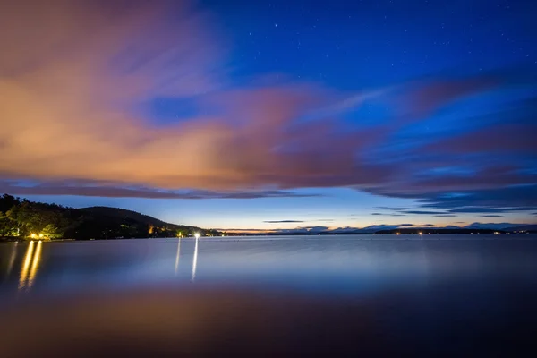 Hosszú expozíció a felhők mozgó felső tó Winnipesaukee éjjel, — Stock Fotó