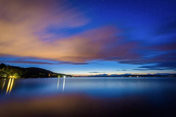 Lång exponering av moln flyttar över sjön Winnipesaukee på natten, — Stockfoto