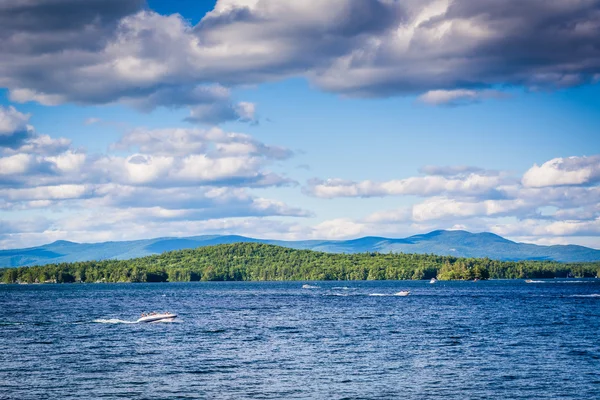 Bergskedjorna och sjön Winnipesaukee i Weirs Beach, Laconia, — Stockfoto