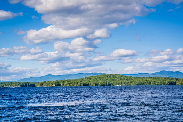 Hegyvonulatok és tó Winnipesaukee Weirs Beach, Laconia, — Stock Fotó