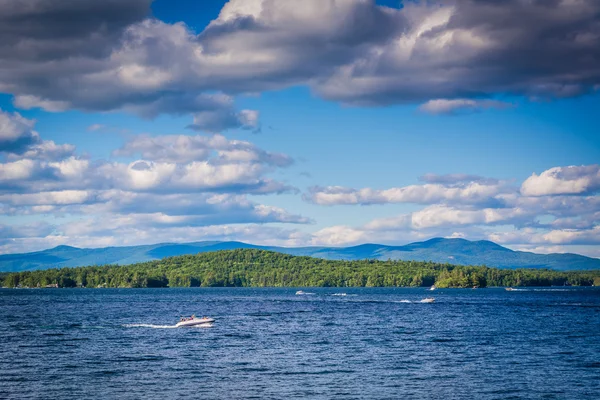 Bergskedjorna och sjön Winnipesaukee i Weirs Beach, Laconia, — Stockfoto