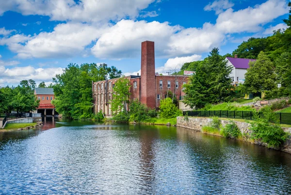 Gammal byggnad längs Winnipesaukee floden, i Laconia, nya Hamp — Stockfoto