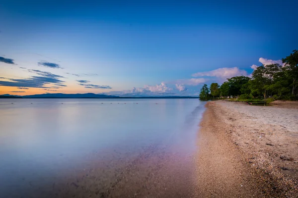 A costa do Lago Winnipesaukee ao pôr-do-sol, em Ellacoya State Par — Fotografia de Stock