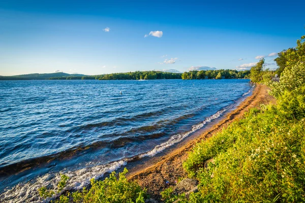 A costa do Lago Waukewan, em Merideth, New Hampshire . — Fotografia de Stock
