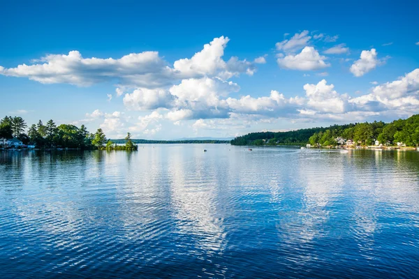 Вид на озеро Уинкуам в Лаконии, штат Нью-Гемпшир . — стоковое фото