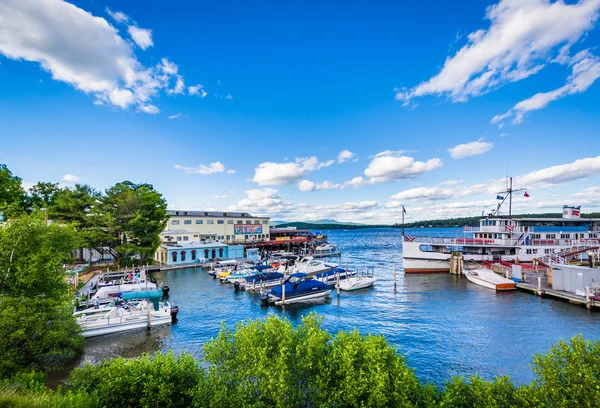 Veja o Winnipesaukee Pier e barcos atracados no Lago Winnipesauk — Fotografia de Stock