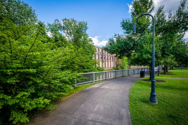 Passerella lungo il fiume Winnipesaukee, in Laconia, New Hampshire — Foto Stock