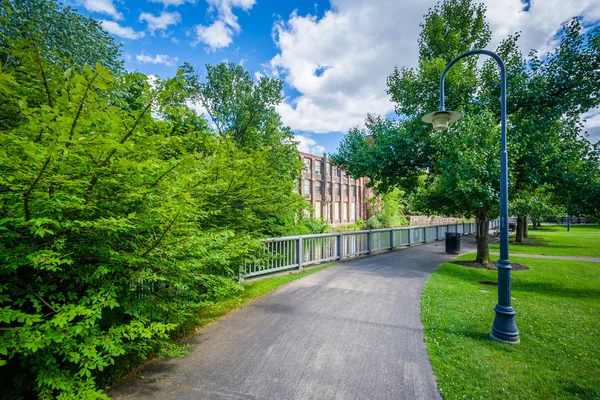 Gångväg längs Winnipesaukee floden, i Laconia, New Hampshire — Stockfoto