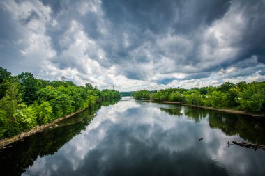 Fırtına bulutları Manchester, yeni Hamps Merrimack Nehri