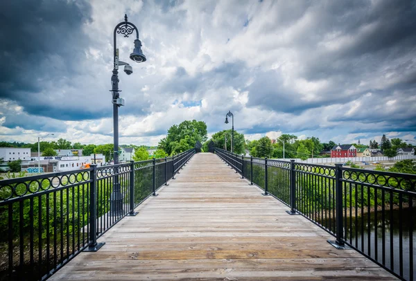 Puente peatonal sobre el río Merrimack, en Manchester, Nuevo — Foto de Stock