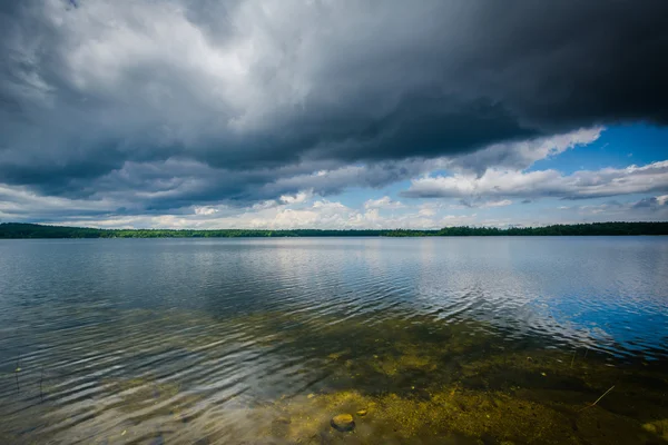 Bouřková mračna nad Massabesic jezerem, v Auburnu ve státě New Hampshire. — Stock fotografie