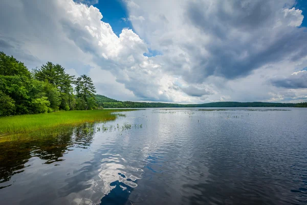 Badai awan di atas Danau Massabesic, di Auburn, New Hampshire . — Stok Foto