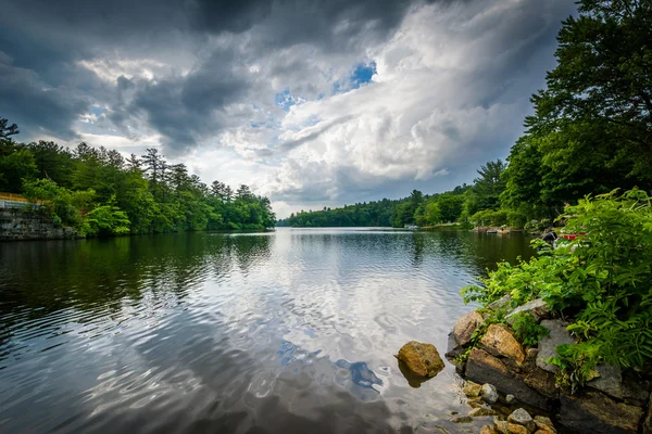 Nubes de tormenta sobre el río Piscataquog, en Manchester, New Ham — Foto de Stock