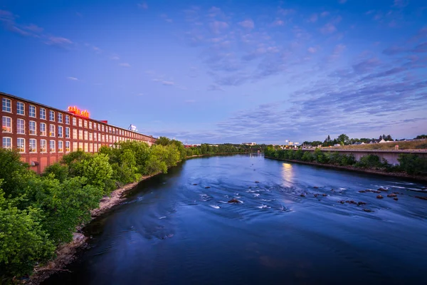 La rivière Merrimack la nuit, au centre-ville de Manchester, New Hampsh — Photo