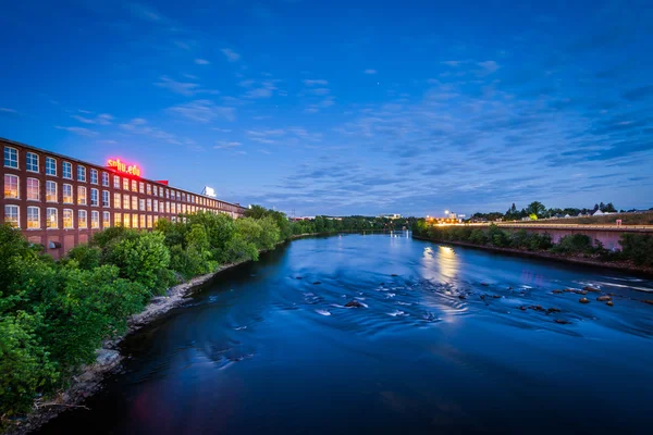 De rivier de Merrimack's nachts, in het centrum van Manchester, nieuwe Hampsh — Stockfoto