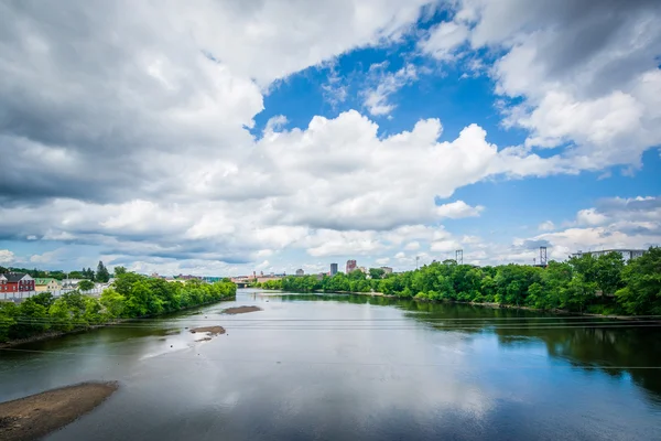 Widok z rzeki Merrimack, w Manchester, New Hampshire. — Zdjęcie stockowe