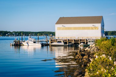 Tekneler ve Portsmouth, N Piscataqua Nehri boyunca binalar