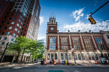 Manchester, New Hampshire şehir merkezinde Belediye Binası.