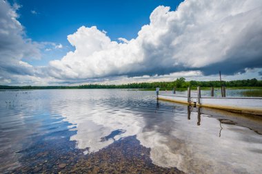 Massabesic Lake, Auburn dokta üzerinde dramatik fırtına bulutları,