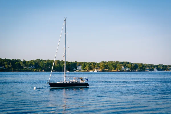 Boot in de Piscataqua rivier, in Portsmouth (New Hampshire). — Stockfoto