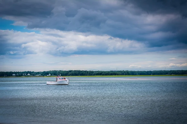 Boat in Hampton Harbor, in Hampton Beach, New Hampshire. — Stock Photo, Image