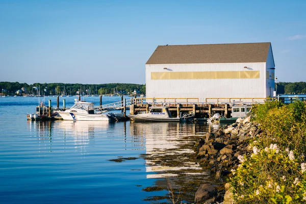 Boats and buildings along the Piscataqua River, in Portsmouth, N — Stock Photo, Image