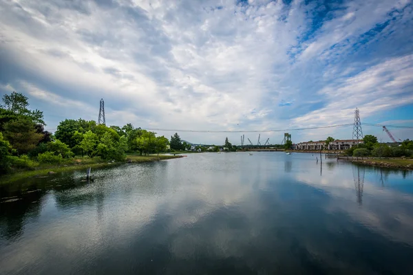 Clouds reflecting in the Piscataqua River, in Portsmouth, New Ha — Stock Photo, Image