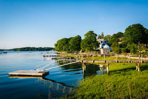 Dokkok és a házak, a Piscataqua folyó mentén, a New Castle, Port — Stock Fotó