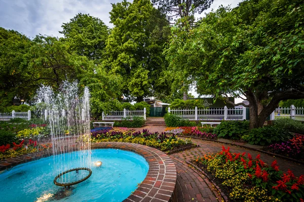 Fuente y jardines en Prescott Park, en Portsmouth, New Hampsh — Foto de Stock
