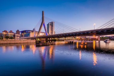 Leonard s. Zakim Bunker Hill köprüde alacakaranlık, Boston, 