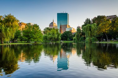 Boston kamu bahçe ve Copley Squi binalara gölde