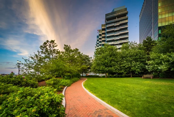 Moderne Wolkenkratzer und Laufstege am Fan Pier Park bei Sonnenuntergang, in der Nähe von — Stockfoto