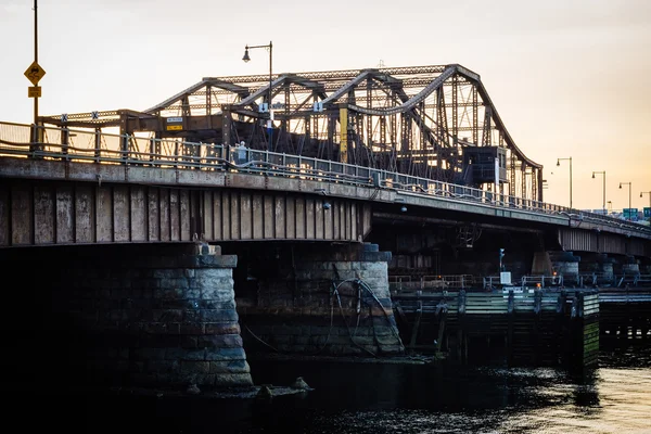 El Puente de Charlestown al atardecer, en Boston, Massachusetts . — Foto de Stock