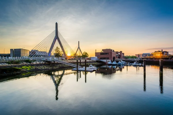 Leonard P. Zakim Bunker Hill most o zachodzie słońca, w Boston, Ma — Zdjęcie stockowe