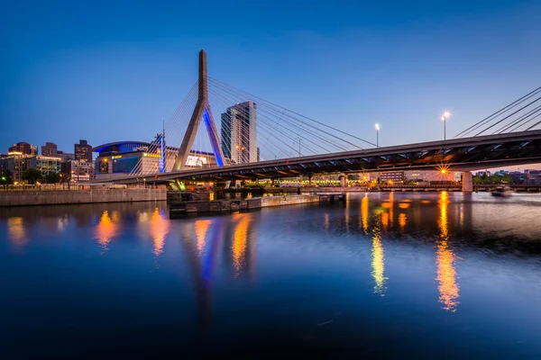 伦纳德体育扎基姆邦克山桥在黄昏时分，在波士顿, — 图库照片