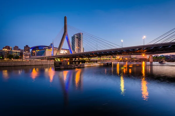 De Leonard P. Zakim Bunker Hill brug bij avondschemering, in Boston, — Stockfoto