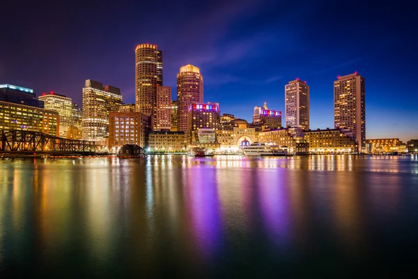 The downtown skyline at night, seen from Fort Point in Boston, M — Stock Photo, Image