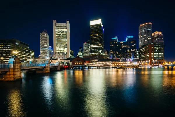 The downtown skyline at night, seen from Fort Point in Boston, M — Stock Photo, Image