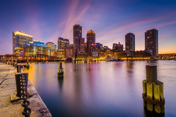 El horizonte del centro al atardecer, visto desde Fort Point en Boston , — Foto de Stock