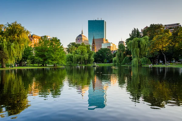 在波士顿公共花园和科普方形建筑物的湖 — 图库照片