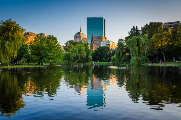 El lago en el Jardín Público de Boston y edificios en Copley Squ —  Fotos de Stock