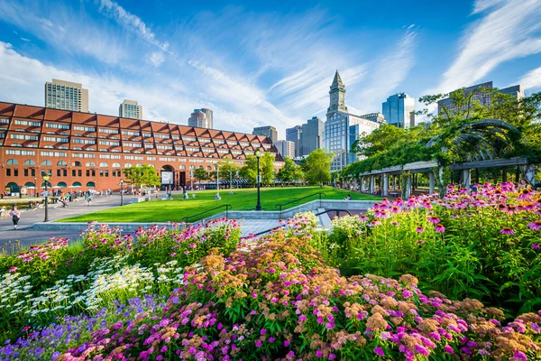 Gardens at Christopher Columbus Waterfront Park in the North End — Stock Photo, Image