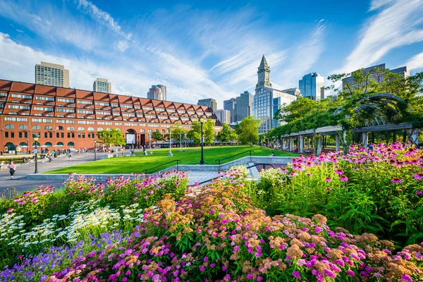 Trädgårdarna på Christopher Columbus Waterfront Park i norra änden — Stockfoto