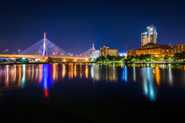 Leonard s. Zakim Bunker Hill Anıtı görülen köprü gece, 