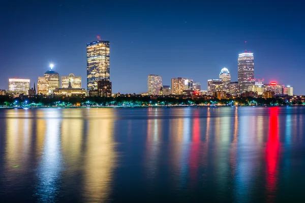 Charles River och byggnader i Bay tillbaka på natten, sett från — Stockfoto