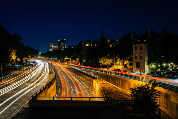 Lång exponering av trafik längs Storrow Drive på natten, i Beacon — Stockfoto