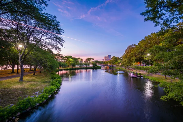 Storrow lagunen vid solnedgången på Charles River Esplanade, i — Stockfoto