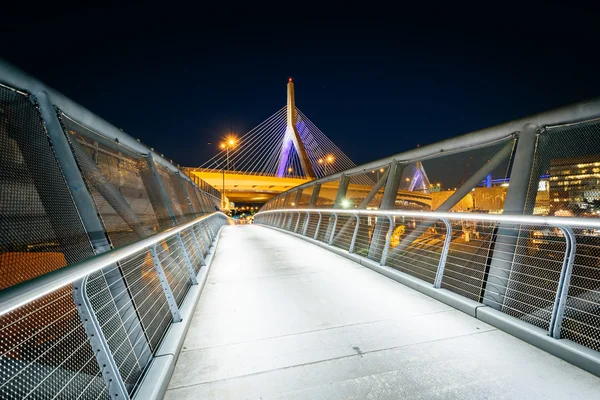 Η Βόρεια Τράπεζα πεζογέφυρα και Leonard π. Zakim καταφύγιο Hil — Φωτογραφία Αρχείου