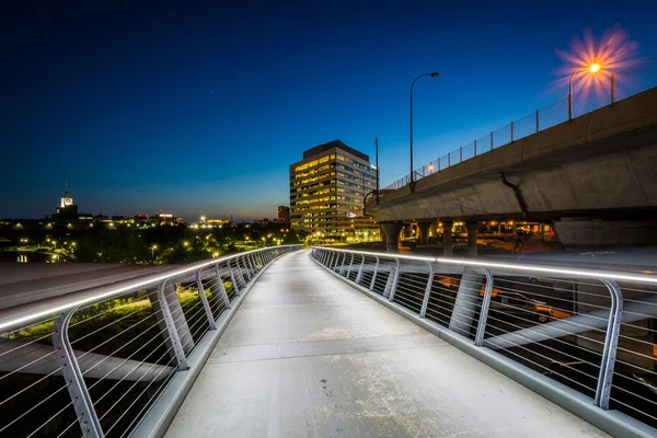 El puente peatonal de North Bank por la noche, en Cambridge, Massac — Foto de Stock